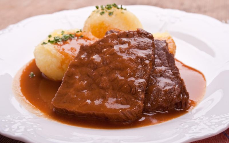 Sauerbraten có quy trình chế biến khá đơn giản