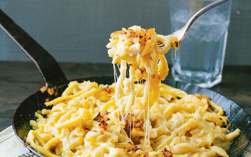 Käsespätzle được yêu thích nhờ độ béo ngậy của phô mai khi kết hợp với mì