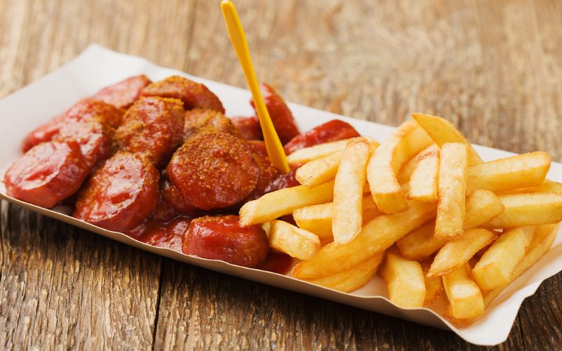 Currywurst gây ấn tượng với sự kết hợp giữa ngọt và cay nồng