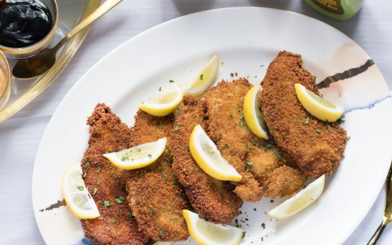 Thịt chiên xù Schnitzel có độ giòn, dai vừa phải