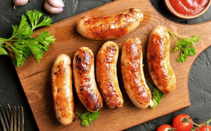 Xúc xích Bratwurst thơm ngon được làm từ thịt heo xay nhỏ