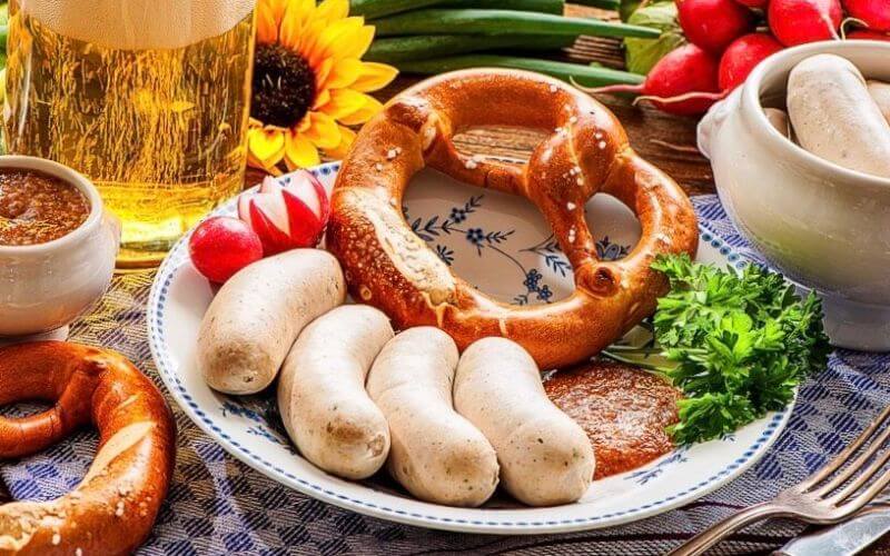 Xúc xích Weisswurst được làm từ thịt bê xay kết hợp thịt lợn muối