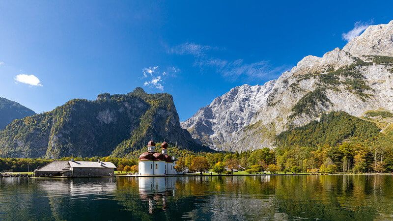 Làn nước trong xanh của hồ Koenigssee