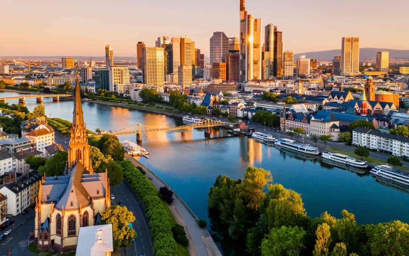 Dòng chảy của dòng sông Main qua lòng thành phố Frankfurt